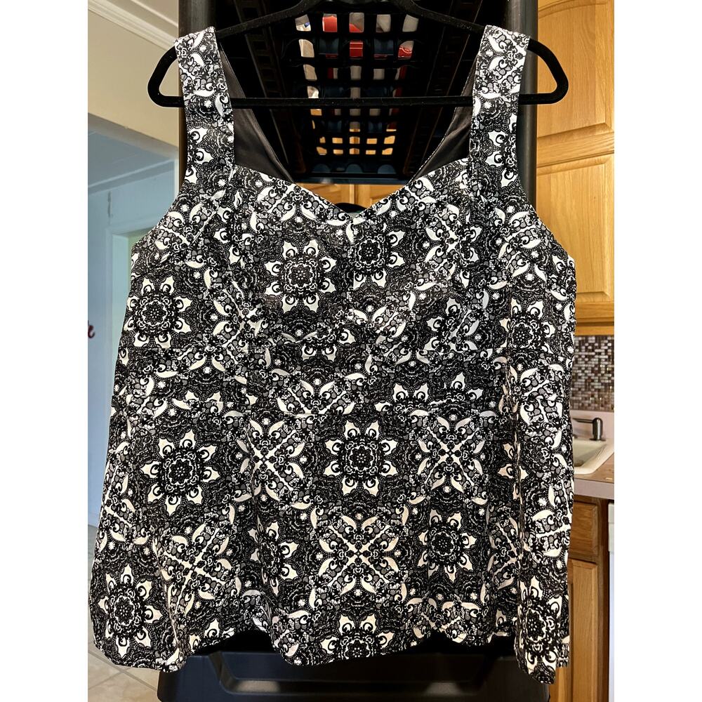 Torrid Black/White lace print top with zipper, sz 2, $20, excellent condition